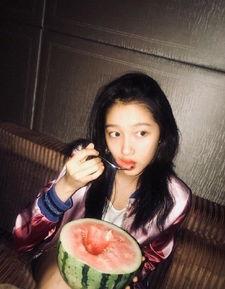 吃瓜照片女,镜头下的青春风采