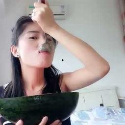 吃瓜没形象视频,视频揭秘“没形象”瞬间